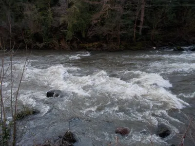 Une belle vague à surf au milieu du bassin de slalom de Najac.